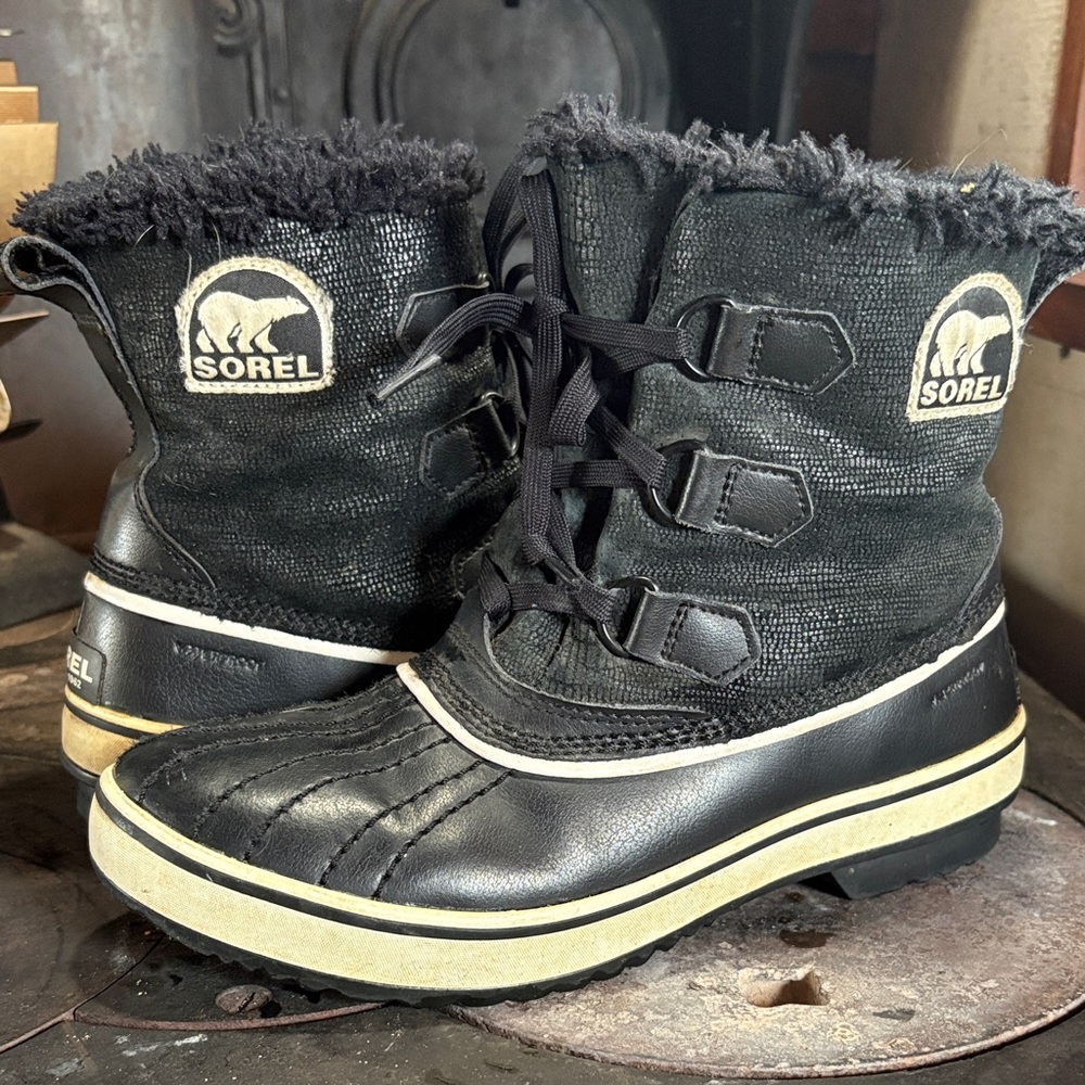 Sorel short black fuzzy boots
